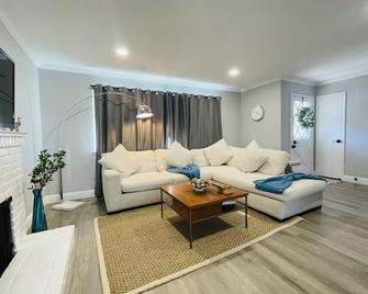 Bright modern home near Santana Row, Apple - Santa Clara - Living room