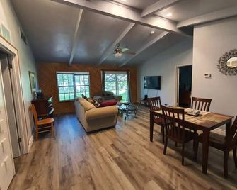 Quiet and Cozy Residential Home - Cedar Park - Dining room