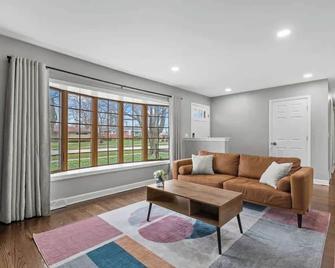 Tranquil Spring Hill Haven - Roselle - Living room