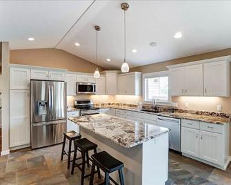 Luxurious Waterfront Family Retreat on Crooked Lake, Angola, IN - Angola - Kitchen