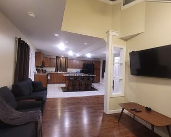 Recently Renovated Northern Escape - 베를린 - 거실