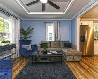 Charming 3bdrm 2ba mins to Downtown - Greensboro - Olohuone