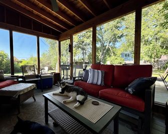 Anna's Cottage Walkable to downtown New Buffalo and the beach! - New Buffalo - Вітальня