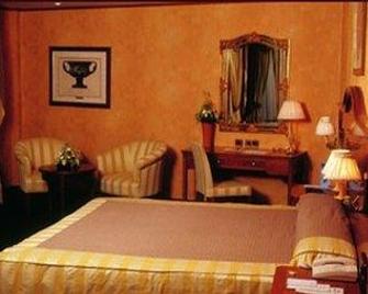 Hotel Tirrenus - Perugia - Bedroom