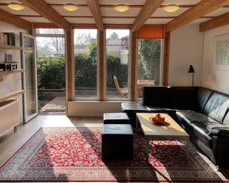 Austernfischer Prerow - Schönes Ferienhaus in Toplage mit großem Garten für Familie und Freunde - Prerow - Wohnzimmer