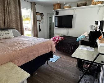 Little oasis of Sunrise. Small getaway in the city of Sunrise with private pool - Sunrise - Bedroom