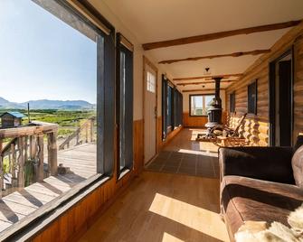 East Glacier Cabin w/ Stunning Views of the Rockies! 30 min from 2 GNP entrances - Browning - Balcón