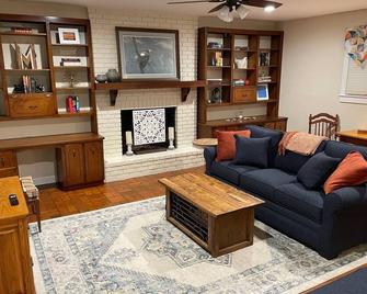 Woodland River Retreat Cozy, quiet, well-appointed home near Fairhope - Loxley - Sala de estar