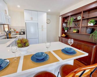 2 Bedroom Craftsman : King Bed : Views : Parking :: Between Disney/Universal - Whittier - Dining room