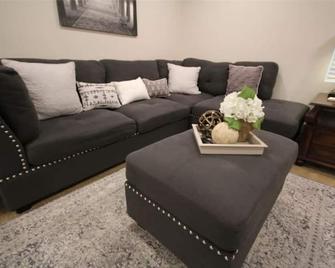 Upscale 2-bedroom with onsite parking. - West Jordan - Living room