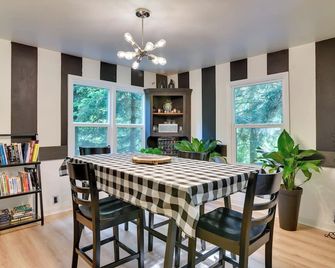 Peaceful and Chic Oasis Fire Pit, Grill, Yard - Longview - Dining room