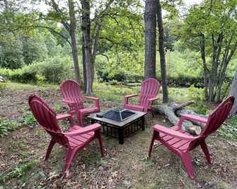 2-bdrm Cottage | Close to Everything | Pet Friendly - Falmouth - Patio