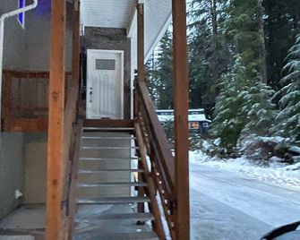 Baked Alaska - Cozy Private Queen Room in Shared Living With Hot Tub And Discounts On Tours - Juneau - Outdoors view