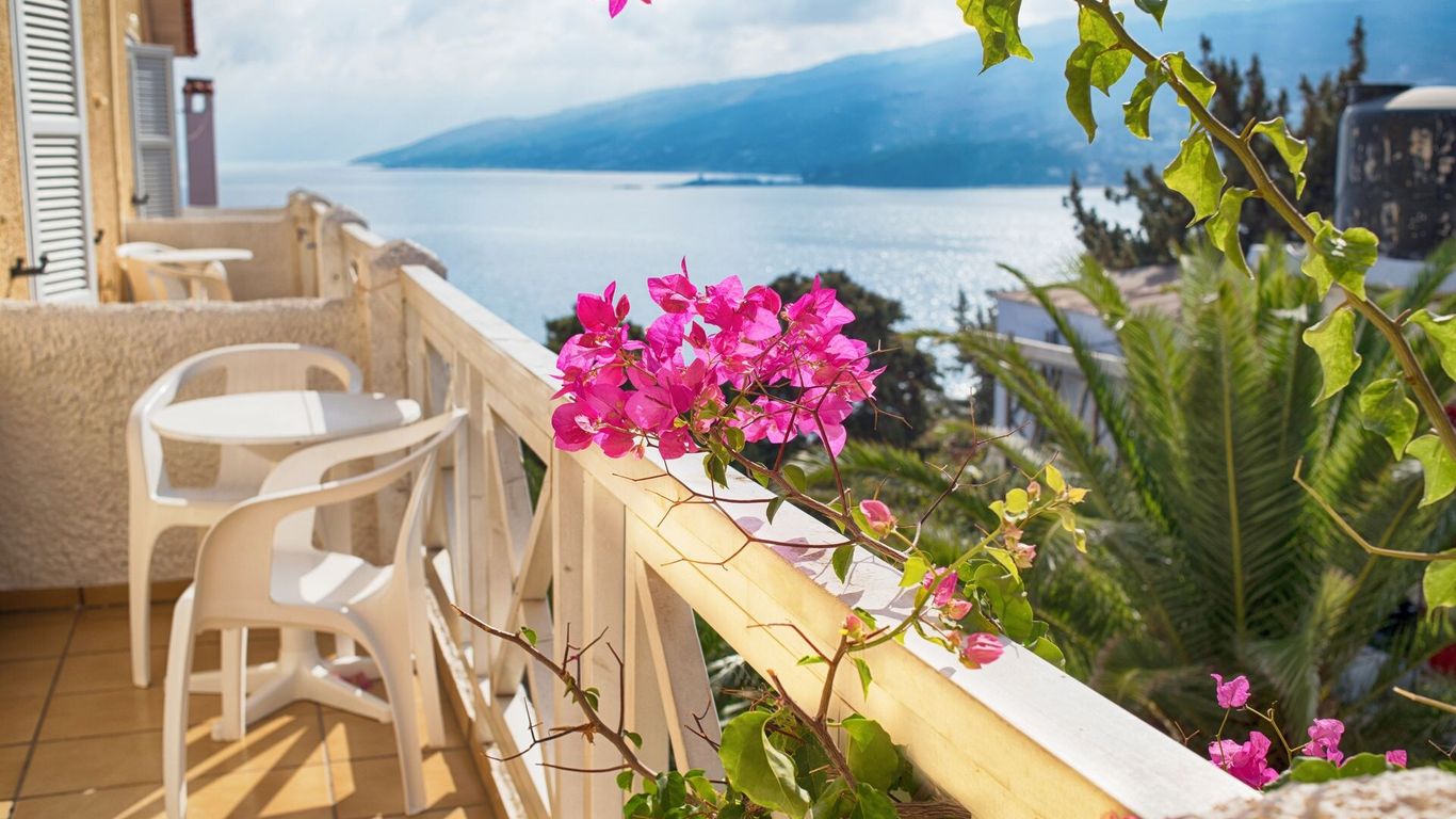 Cavos Bay Hotel and Studios