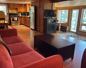 Maple Lane Cabin - Eagle River - Living room