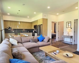 Stylish 2BR | River & Views | 5 Min Fernie and Resort - Fernie - Living room