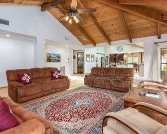 Sunset Retreat- TWO houses with hot tub, firepit, multiple kitchens, sleeps 20 - Coarsegold - Living room