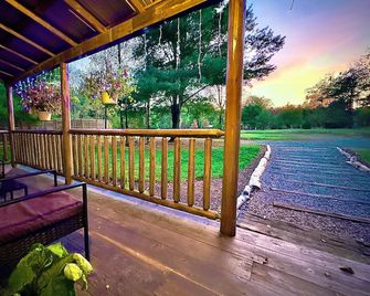 Shire Villa: New Hot Tub, String Lit Fire Pit, Axe Throwing & Bigfoot! - Marienville - Balcony