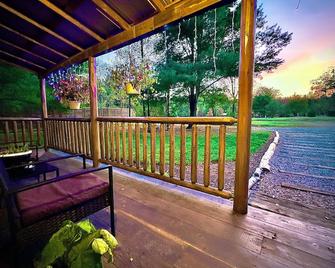 Shire Villa: Pet-Friendly Cabin Near Cook Forest & Allegheny National Forest - Marienville - Balcón