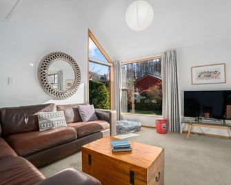 Wanaka Tranquility - Wanaka Holiday Home - Wanaka - Living room