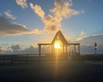Hibiscus Cottage - Downtown and Steps to the Beach! - Flagler Beach - Beach
