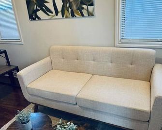 10 minutes to beach from 756A 9th St, All Inclusive Coastal Town of San Pedro CA - San Pedro - Living room