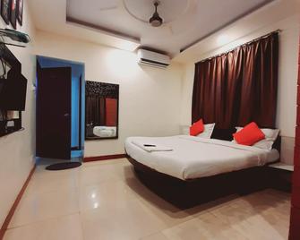 Hotel Savera Palace Stays - Mahabaleshwar - Schlafzimmer