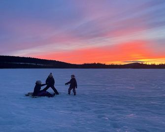 Lakeside wilderness cabin - Jokkmokk