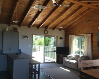 180 degrees ocean view, right on the beach. - Whakataki - Sala de estar