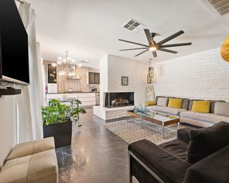 Speakeasy Hotel - Palm Springs