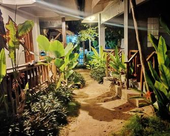 Cozy studio for group of friends or family in General Luna with WiFi and AC - General Luna