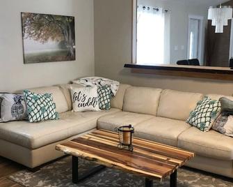 A Reunion Retreat - Campbellford - Living room