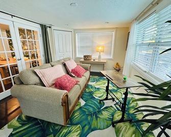Anclote Oasis - Tarpon Springs - Waterfront Sunsets & Private Pool - Holiday - Living room