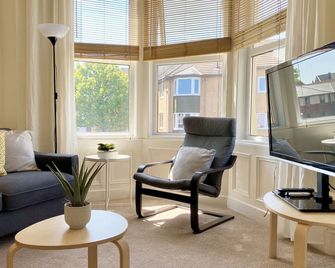 8 Margaret Road, Whitley Bay - Whitley Bay - Living room