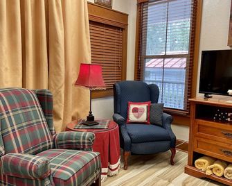 In the Heart of Apalachicola~Walk Everywhere!~Pet Friendly Studio Apartment - Apalachicola - Salon