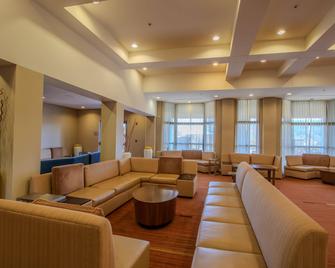 Country Inn & Suites by Radisson, Convention Center - Altoona - Lobby