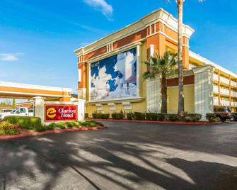 Clarion Hotel - Concord - Building