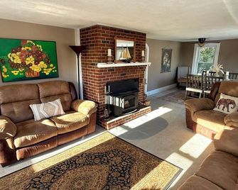 3 bedroom NH Farmhouse Near Lakes, Mountains, Golf, Downtown & Wedding Venues - Pembroke - Salon