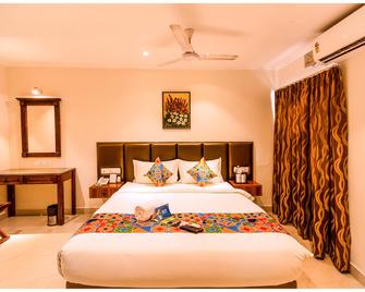 FabHotel Blossom T Nagar - Chennai - Bedroom