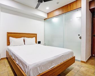 Hotel O Kgs Hotel - 蘇拉特 - 臥室