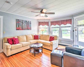 Cozy + Walkable Delmar Getaway w/ Fire Pit! - Delmar - Sala de estar