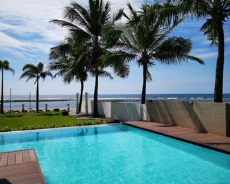 Brizo Hotel and Beach Resort - Morong - Piscina