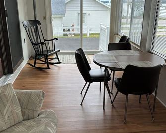 Charming 2-bedroom cottage in marvelous Cheboygan with WiFi, AC - Cheboygan - Dining room