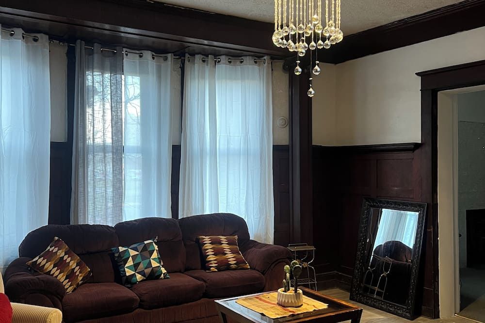 El Castillo Spacious 5-bedroom house in delightful Steubenville with AC - Steubenville - Huiskamer