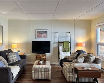 Lake Superior Waterfront Multi-Unit Retreat, perfect for a family getaway! - Goulais River - Living room