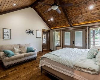 4 BR Farmhouse with Private Lake - Wolfe City - Habitación