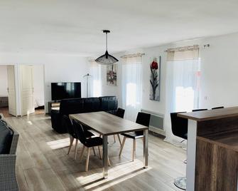 Pavillon a la Campagne, Disposant D'un Parc et D'un Terrain de Tennis ! - Le Wast - Comedor