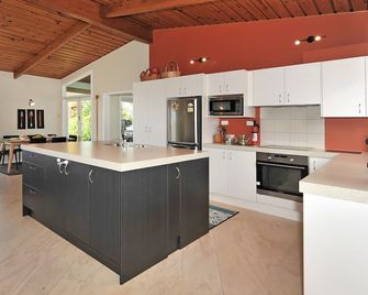 Kereru at Kaiteriteri - Kaiteriteri Holiday Home - كايتريتري - مطبخ