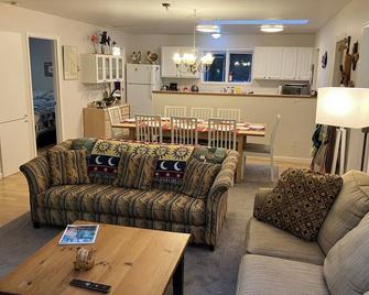 4 Bedroom Pet Friendly Cottage Quiet Secluded Waterfront Location In Secret Cove - Halfmoon Bay - Sala de estar