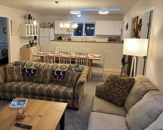 4 Bedroom Pet Friendly Cottage Quiet Secluded Waterfront Location In Secret Cove - 하프문베이 - 거실